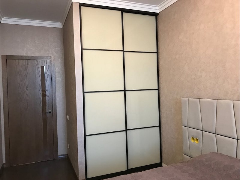 Двери для встроенного шкафа белого цвета